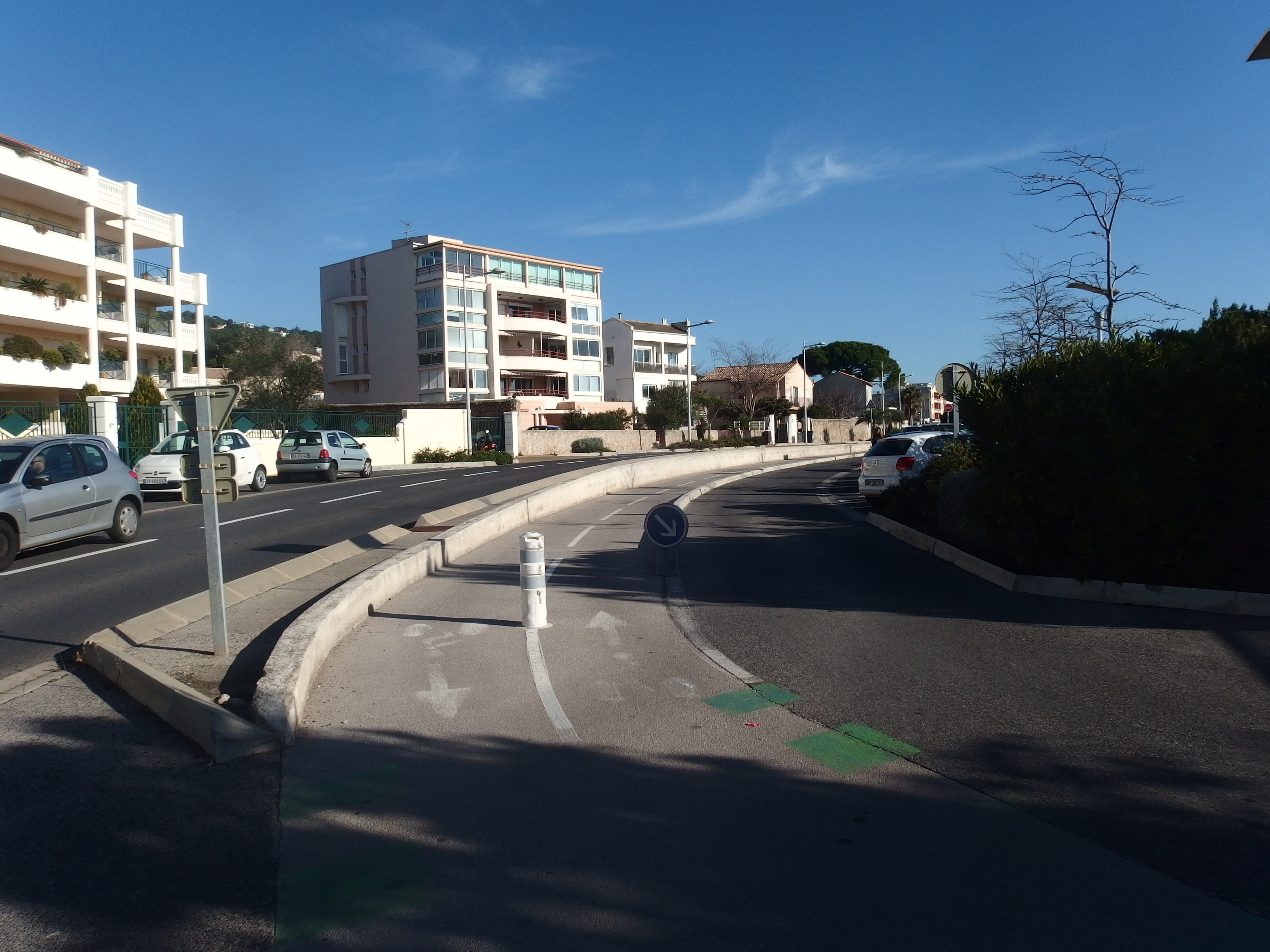 Piste protégée devant l’école Langevin